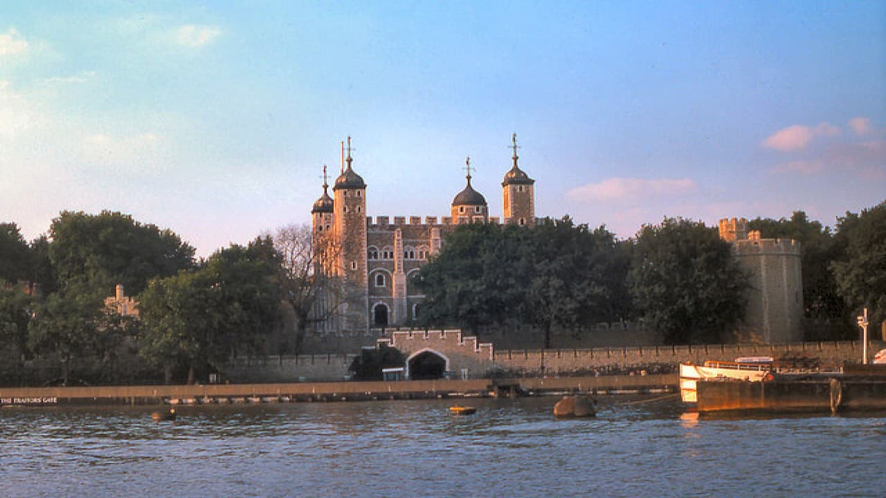 Open Top Vintage Bus Tour and River Thames Cruise - image 6